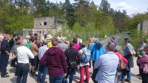 Eine große Gruppe hatte sich zur Umweltwanderung durch den Hauptsmoorwald zusammengefunden