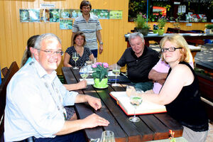 Anette beim Eintrag ins Goldene Buch des Marktes